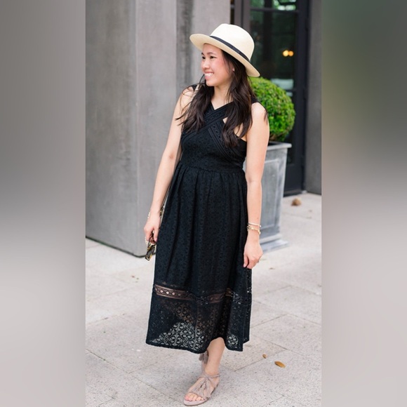 Stylish Black Dress with Lace Detail - Picture 3 of 16